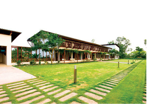 Gian nhà chính rất hiện đại . Các gian sinh hoạt thông nhau, với trần cao nên không gian phía trong rất rộng rãi…