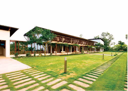 Gian nhà chính rất hiện đại . Các gian sinh hoạt thông nhau, với trần cao nên không gian phía trong rất rộng rãi…