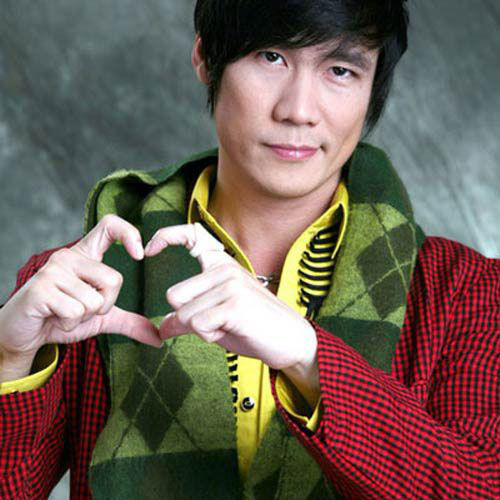 2. Khánh Phương Nhắc đến Khánh Phương có lẽ mọi người sẽ nhớ ngay đến những bản hit làm mưa làm gió trong làng nhạc Việt như: Chiếc khăn gió ấm, Mưa thủy tinh, Hình bóng của mây,… Ca sĩ Khánh Phương sinh ra trong một gia đình khá giả, bố mẹ anh đều làm kinh doanh. Sau nhiều năm làm ăn và tích lũy, gia đình anh đã sở hữu một căn biệt thự vô cùng sang chảnh ở mặt tiền một con đường lớn tại quận 1, TP.HCM.