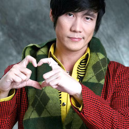 2. Khánh Phương Nhắc đến Khánh Phương có lẽ mọi người sẽ nhớ ngay đến những bản hit làm mưa làm gió trong làng nhạc Việt như: Chiếc khăn gió ấm, Mưa thủy tinh, Hình bóng của mây,… Ca sĩ Khánh Phương sinh ra trong một gia đình khá giả, bố mẹ anh đều làm kinh doanh. Sau nhiều năm làm ăn và tích lũy, gia đình anh đã sở hữu một căn biệt thự vô cùng sang chảnh ở mặt tiền một con đường lớn tại quận 1, TP.HCM.