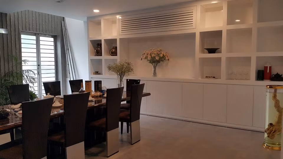 Một căn phòng khách khác được thiết kế sang trọng và tối giản.