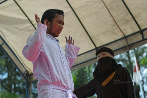 Không chỉ tội ngoại tình, gian dâm, quan hệ trước hôn nhân bị phạt nặng mà luật pháp tại nơi đây cũng nghiêm cấm những trường hợp quan hệ đồng tính, ngay cả đã là vợ chồng, các cặp đôi cũng không được phép có hành động thân mật nơi công cộng. Tất cả những người chịu hình thức trừng phạt này đều không được phép phản kháng, nếu không tội sẽ nặng hơn.