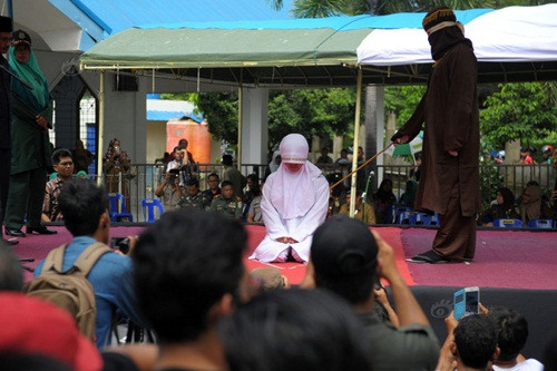 Khi tới lễ đài để chịu hình phạt bằng roi, người phụ nữ phải quỳ xuống, cúi đầu nhận tội trước khi bị một người đàn ông cầm roi quật liên tục vào người. Mặc cho người phụ nữ hét lên đau đớn, người đàn ông thi hành hình phạt vẫn không ngừng nhịp roi.