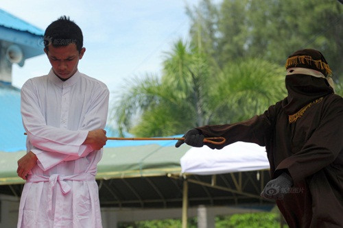 Indonesia là quốc gia có tới 90% dân số theo đạo Hồi, tuy nhiên chỉ có tỉnh Aceh ở miền bắc đảo Sumatra được phép áp dụng luật Shriah của đạo Hồi. Tại nơi đây, việc thực thi công lý dựa trên tôn giáo cực kỳ nghiêm khắc.