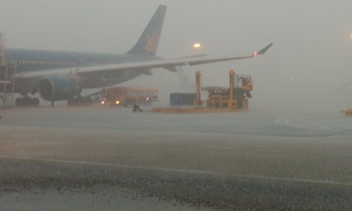 Mưa lớn tại sân bay Tân Sơn Nhất đã khiến cho nhiều chuyến bay bị ảnh hưởng. Ảnh: Người Lao Động.