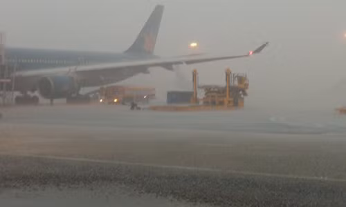 Mưa lớn tại sân bay Tân Sơn Nhất đã khiến cho nhiều chuyến bay bị ảnh hưởng. Ảnh: Người Lao Động.