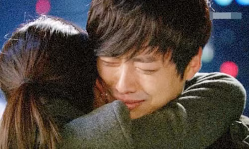 Đêm trước ngày chính thức ly hôn, anh đã ôm tôi vào lòng và hai vợ chồng cứ thế ôm nhau khóc và thức trắng đêm. Anh dằn vặt vì đã làm đời tôi lỡ dở. Ảnh minh họa.