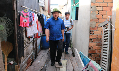 Đoàn công tác do Bí thư Thành TP HCM ủy Đinh La Thăng dẫn đầu đi thị sát trên kênh Đôi - Tẻ.