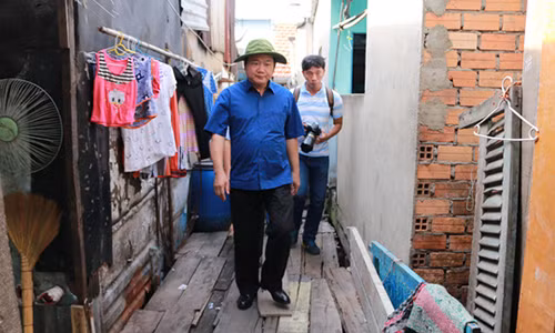 Đoàn công tác do Bí thư Thành TP HCM ủy Đinh La Thăng dẫn đầu đi thị sát trên kênh Đôi - Tẻ.