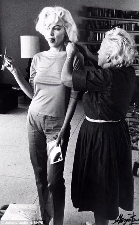 Monroe trong những giờ phút thư giãn, uống cocktail và làm tóc.