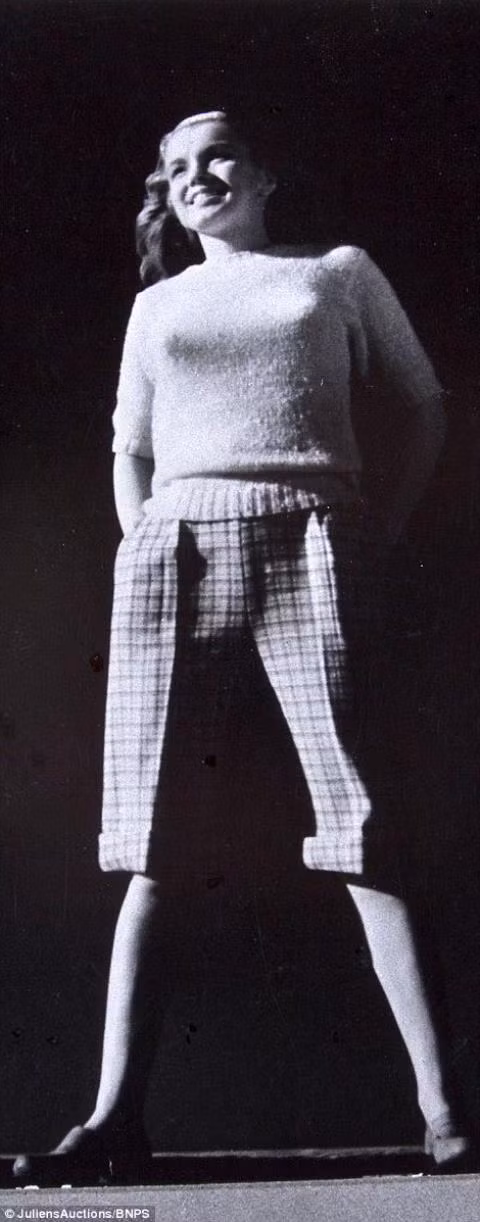 Những hình ảnh đầu tiên Monroe cười tươi, khi bà vẫn còn mang tên Norma Jean Baker. Trong khi những bức ảnh cuối cùng chụp ngôi sao uống cocktail tại một bánh xe ô tô và vui vẻ trên bãi biển. Đây là những hình ảnh do người bạn của bà là nhiếp ảnh gia Mỹ George Barris “ghi” lại được hồi tháng 7/1962, chỉ vài tuần trước khi Monroe qua đời ở tuổi 36.