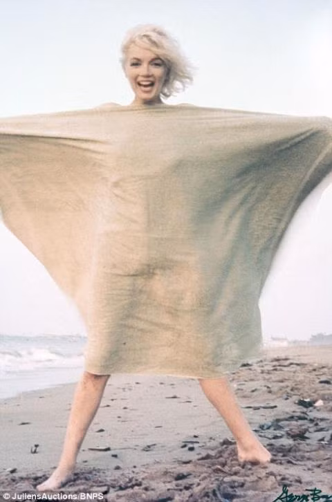 Martin Nolan, Giám đốc hãng đấu giá Julien's Auctions, nói: “Sau khi chiếc váy của Marilyn Monroe lập kỷ lục doanh thu hồi tháng 11/2016, được mua với giá 4,8 triệu USD, chúng tôi nhận thấy người hâm mộ vẫn yêu quý và đam mê Monroe như thế nào và họ mong muốn có được một thứ gì đó từ huyền thoại điện ảnh.