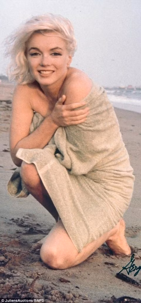 Bên cạnh đó còn có những bức ảnh chụp Monroe tới thăm các đơn vị quân đội ở Hàn Quốc hồi năm 1954...