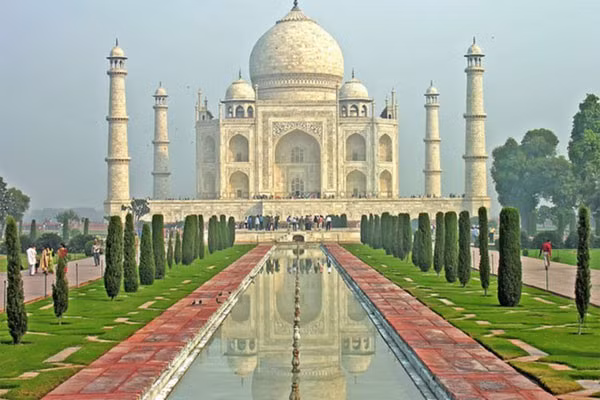 1. Taj Mahal ở Agra, Ấn Độ: Đây là một lăng mộ vĩ đại được lát bằng đá cẩm thạch trắng, được xây dựng từ 1632-1653 theo lệnh của Hoàng đế triều Mughal, Shah Jahan, để tưởng nhớ người vợ ông yêu mến. Taj Mahal là một trong những ngôi đền được bảo quản tốt nhất và có kiến trúc đẹp nhất thế giới, một trong những kiệt tác của kiến trúc Mughal và là một kỳ quan tuyệt vời của Ấn Độ. Ngoài lăng mộ bằng đá cẩm thạch trắng với mái vòm tuyệt đẹp, nơi đây còn nổi tiếng với nhiều khu vườn, tòa nhà đẹp mắt với hồ nước lấp lánh.