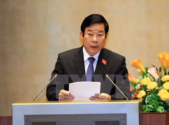 Bộ trưởng Bộ Thông tin và Truyền thông Nguyễn Bắc Son, thừa ủy quyền của Thủ tướng Chính phủ trình bày Tờ trình về dự án Luật báo chí (sửa đổi). (Ảnh: Doãn Tấn/TTXVN)