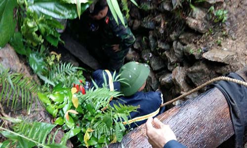 Các lực lượng chức năng nỗ lực đưa nạn nhân Phạm Văn Bảy ra khỏi hang. Ảnh: Xuân Hùng