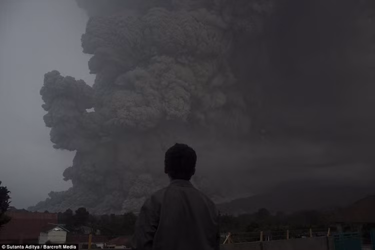 Sau 400 năm ngủ yên, núi lửa Sinabung đột ngột hoạt động lại vào tháng 8/2010.