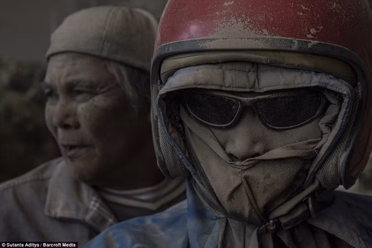 Những khuôn mặt bị phủ đầy tro bụi đang tìm cách thoát thân.