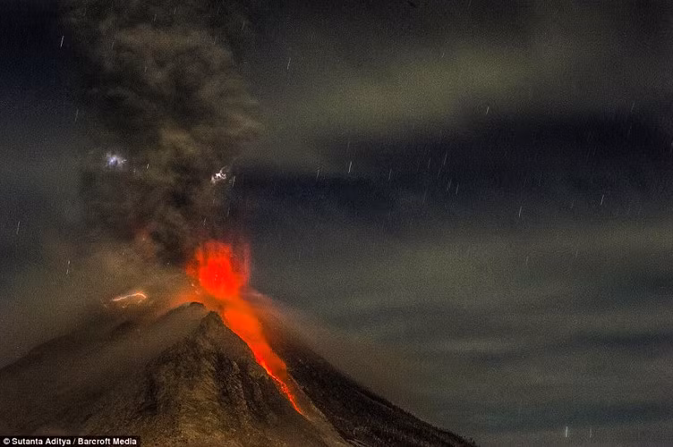 Sinabung là 1 trong 129 ngọn núi lửa đang hoạt động ở khu vực Bắc Sumatra, Indonesia.