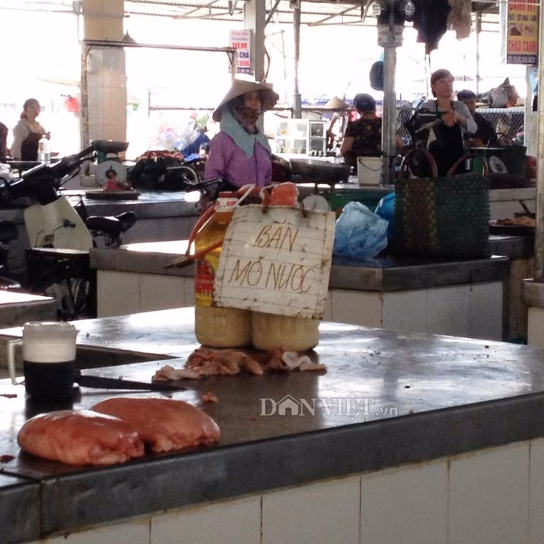  Mỡ lợn bẩn được vô tư bày bán với giá 75.000đồng/1 can 10 lít.