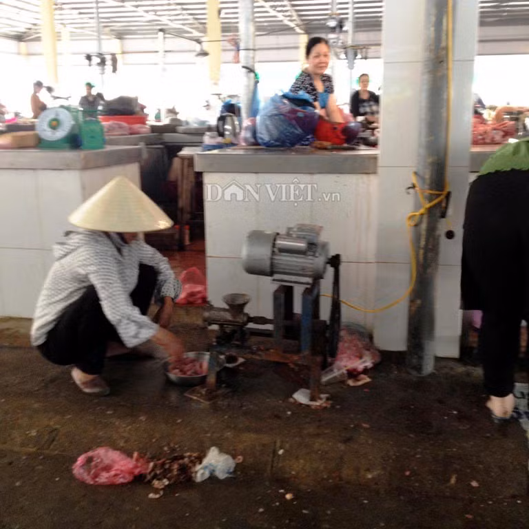 Chiếc máy xay thịt được đặt ngay dưới nền đất ẩm ướt, xung quanh là rác ngập ngụa.