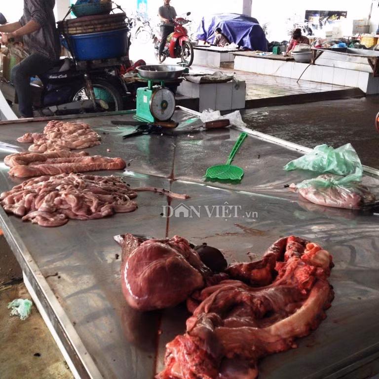 Lòng lợn dù được bày trên kệ nhưng vẫn bị ruồi bâu đen ngòm gây mất vệ sinh.