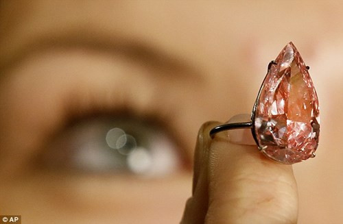 Viên kim cương “Unique Pink” sẽ được bán tại cuộc đấu giá của Sotheby ở Geneva, Thụy Sĩ, vào ngày 17/5 tới.