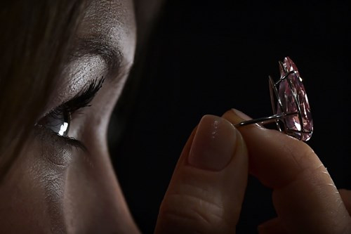 Ông David Bennett, chủ tịch bộ phận trang sức của nhà đấu giá Sotheby cho biết: ”Thật khó để có thể tìm ra một viên kim cương chất lượng hơn viên kim cương này. Màu sắc và kích thước của nó thật đáng kinh ngạc.”