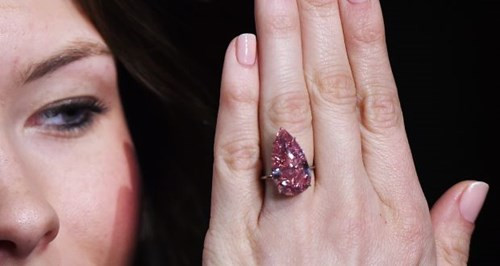 Nhà tổ chức hi vọng viên kim cương này sẽ được bán với giá khoảng từ 20 đến 27 triệu bảng Anh (tương đương với từ 660 tỉ đồng đến 895 tỉ đồng).