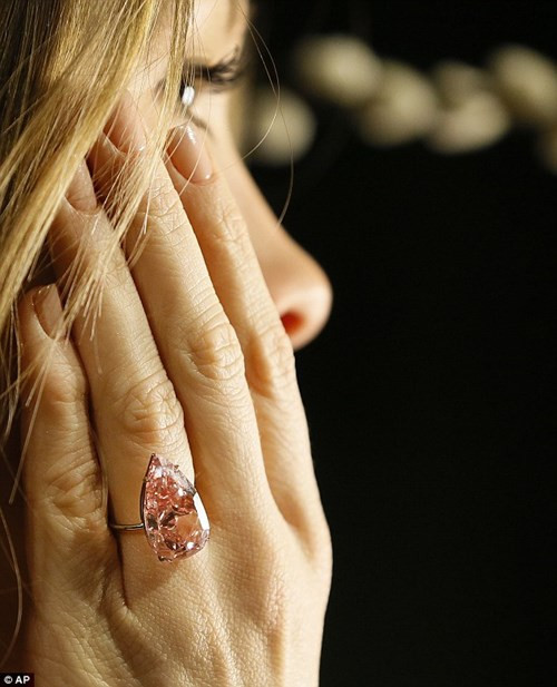 Viện nghiên cứu đá quý Mỹ GIA đã liệt viên kim cương “Unique Pink” này vào loại IIa, tức là “cực kì tinh khiết”.