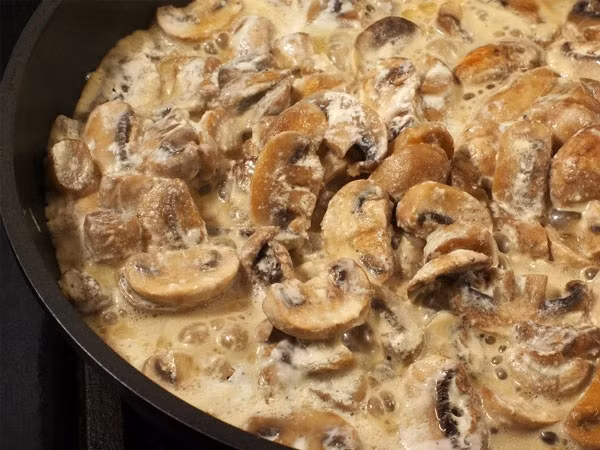 4. Nấm Chúng ta nên ăn nấm ngay sau khi được nấu chín. Bởi vì, các thành phần trong nấm sẽ thay đổi và gây nhiều tác dụng phụ nếu bạn sẽ hâm lại chúng. Vì vậy, tuyệt đối bạn không nên hâm lại món ăn này, dù chỉ một lần.