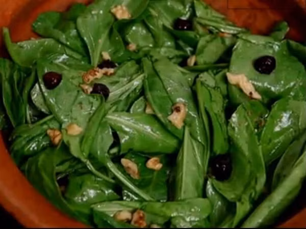 2. Rau bina (rau chân vịt) Rau bina được biết đến là loại thực phẩm giàu chất sắt và nitrat. Khi bạn hâm nóng món rau ưa thích của thủ thủy Popeye này, chất nitrat sẽ biến đổi thành nitrit và các yếu tố gây ung thư khác. Chính bởi vậy, bạn tuyệt đối không nên hâm lại món rau này.