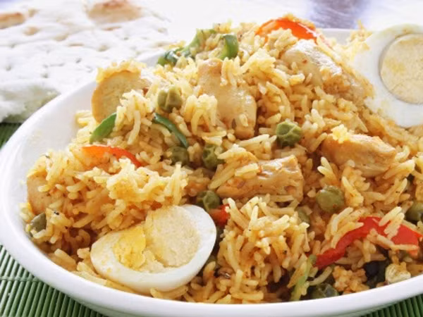 5. Cơm Gạo vốn là thực phẩm chứa các bào tử của vi khuẩn Bacillus cereus – một loại vi khuẩn có thể gây ngộ độc thực phẩm do ăn cơm nguội. Thậm chí, khi được nấu chín, các bào tử này vẫn có thể sống sót. Và khi hâm nóng cũng không thể loại bỏ được những con vi khuẩn này, thậm chí còn gây ra ngộ độc thực phẩm.