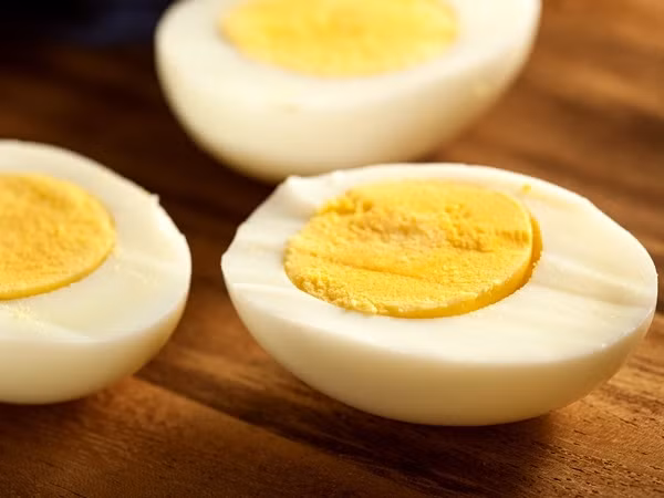 3. Trứng Các nhà nghiên cứu chỉ ra rằng, trứng hâm lại ở nhiệt độ cao, có thể sẽ khiến cho dạ dày của bạn cảm thấy khó chịu. Đặc biệt, lòng đỏ của trứng sẽ biến thành chất độc hại cho cơ thể con người.