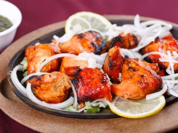 1. Thịt gà Thịt gà chứa rất nhiều chất protein, nhưng khi hâm nóng lại, thành phần protein sẽ thay đổi, biến thành chất độc hại, gây nhiều rắc rối về đường tiêu hóa cho người ăn. Cách tốt nhất để tiêu thụ lại nốt số thịt gà còn sót lại trong tủ lạnh, là hãy chế biến chúng thành món salad nguội hoặc bánh sandwich.