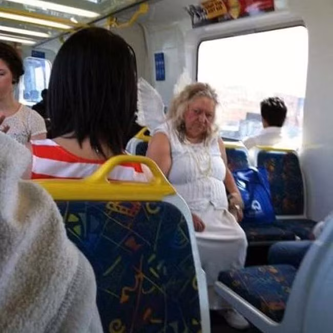 "Thiên thần" về già cũng phải đi xe bus.