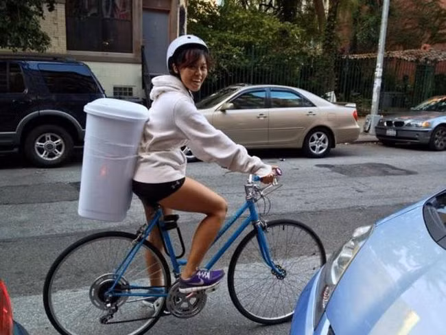 Em là thùng rác di động, cứ bỏ rác vào em nhé.