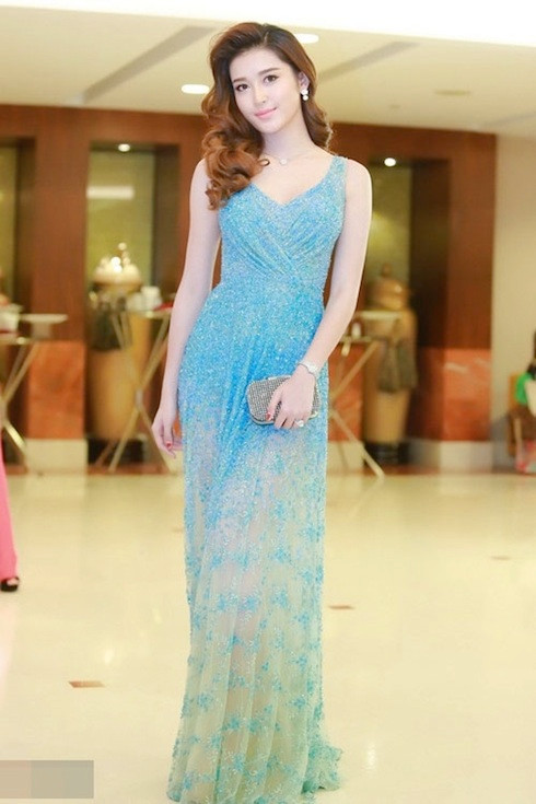 Bộ đầm xuyên thấu xanh biển giúp tôn lên làn da trắng hồng của mỹ nữ sinh năm 91 Huyền My.
