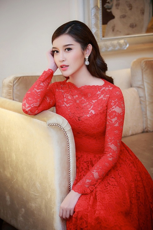 Bộ đầm đỏ sang trọng, đầy quyến rũ.