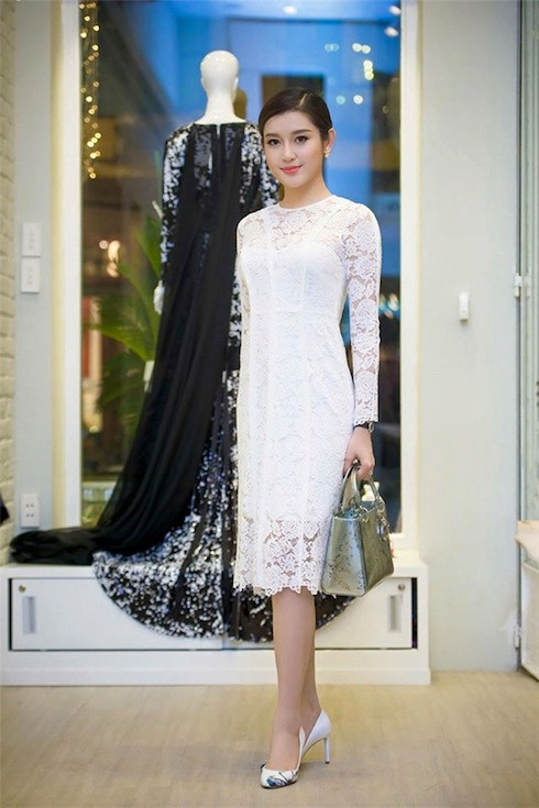 Không chỉ tại những sự kiện, người đẹp Huyền My cũng rất sexy trong cách phục trang thường ngày.