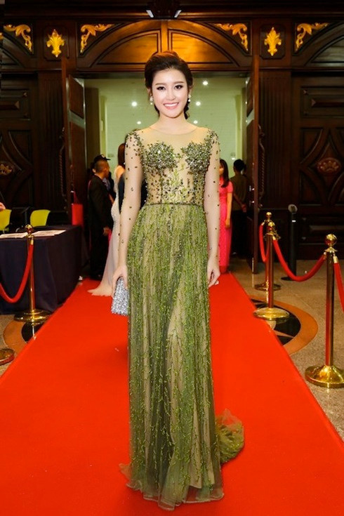 Xuất hiện trên thảm đỏ đêm Chung kết Hoa hậu Hoàn vũ tại Nha Trang, cô thu hút mọi ánh nhìn với chiếc đầm trong suốt được đính kết cầu kỳ khoe cặp chân dài thẳng tắp.