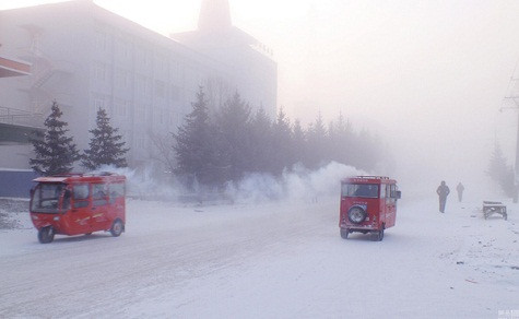 Thành phố Yakeshi ở Hulunbuir (Nội Mông Cổ) có nhiệt độ thấp nhất là âm 47,7 độ C trong ngày 19/1. Đường phố băng sương mờ mịt, tầm nhìn không đến 100m.