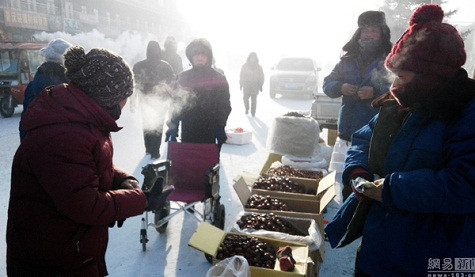 Trời lạnh giá nhưng người dân vẫn hoạt động buôn bán như thường.