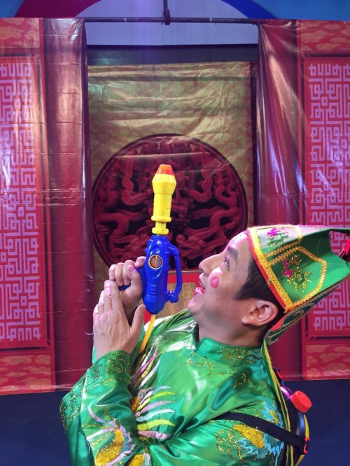 “Táo” Chí Trung hài hước "Trời rét, mọi người đang "Đại hội"... buồn, quay ra chơi Game Tập kích vậy... hic!”.