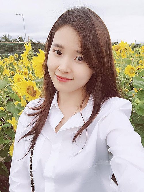 Midu khoe ảnh rạng ngời, xinh đẹp giữa cánh đồng hoa hướng dương sau tin đồn "nối lại tình xưa" với bạn trai Phan Thành.