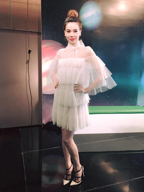 Hà Hồ diện thiết kế đầm trắng xếp tầng dịu dàng của Valentino, mà theo nhà thiết kế Lý Quí Khánh là: "Hợp lý và thần tiên vô cùng".