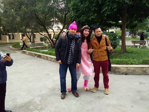 3 "Táo" Xuân Bắc, Công Lý, Tự Long tranh thủ thời gian đến thăm các bệnh nhân Ung thư. Xuân Bắc chú thích: “Ngày lạnh thế này mà mang hơi ấm, tình cảm đến cho các bệnh nhân Ung thư thì tuyệt - và anh em tớ đã có được cái điều Tuyệt vời đó”.