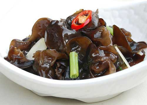 Ngoài ra, trong mộc nhĩ còn có 1 số chất tạo ra phản ứng hóa học làm mòn các dị vật hoặc viên sỏi kết tụ trong cơ thể, vì vậy nó được liệt vào nhóm thực phẩm giải độc cực tốt.