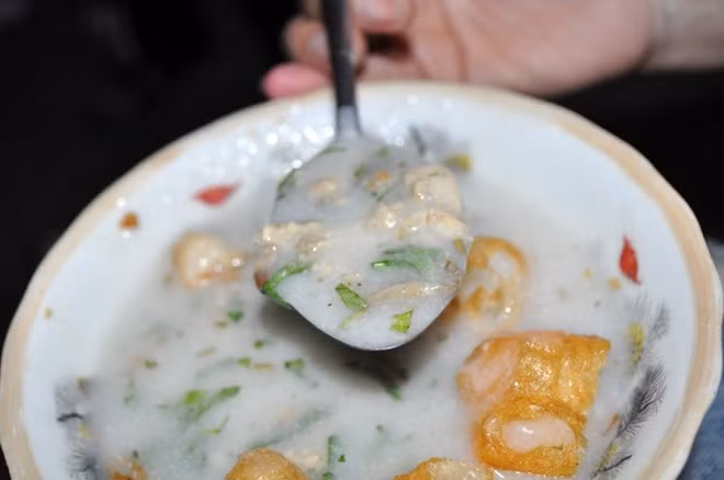 Cháo sườn, cháo trai Các món cháo có giá phải chăng mà vẫn đủ sưởi ấm cơ thể, lại chắc dạ là món ăn vặt không thể bỏ qua trong những ngày mưa. Cháo trai, cháo sườn có thể ăn kèm quẩy hoặc ruốc thịt; các quán bán từ chiều tới tối rất đông khách tập trung ở các khu vực Bách Khoa, Lý Quốc Sư, Đồng Xuân,…