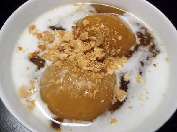 Bánh trôi tàu Món ăn vặt được nhiều người Hà Nội ưa chuộng trong những ngày mùa đông, không thể không kể đến là món bánh trôi tàu vừa nóng hổi vừa cay cay. Món bánh này được làm từ gừng và đường, khiến con người dung hòa được độ cay và ngọt trong món ăn. Từng nồi bánh được đun sôi sủi ùng ục như vậy, càng dễ khiến người đi qua không thể không ghé lại trong tiết trời Hà Nội lạnh dưới 10 độ như này.